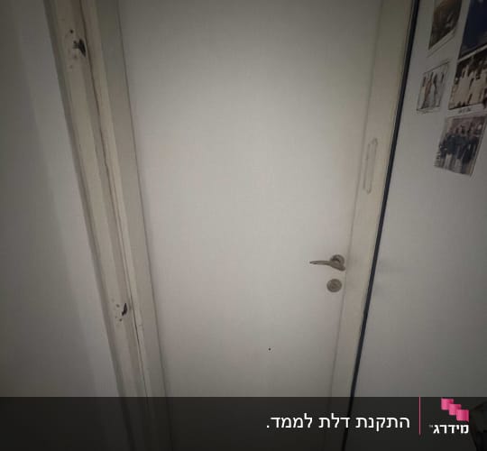 דלת פנים לבנה מותקנת בבית מגורים